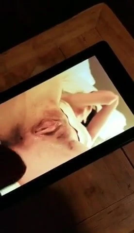 Cuming on my wife's pussy hole