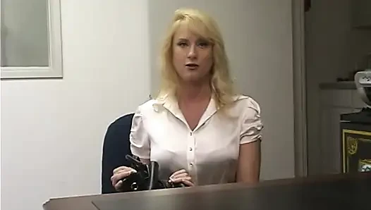 Reporter cerdas bethany sweet siap melakukan apa saja untuk mendapatkan wawancara seru