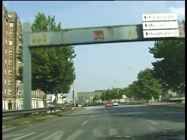 Ξανθό μωρό δείχνει εκπληκτικά φυσικά βυζιά