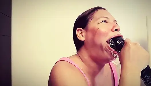 Трахая горло, я разрушаю горло игрушками по самую область яиц