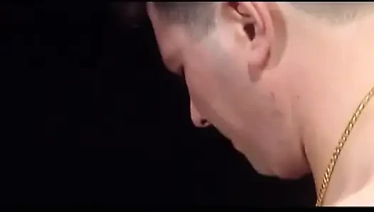 Pelacur rambut pirang nyepong dua kontol sebelum didobel penetrasi
