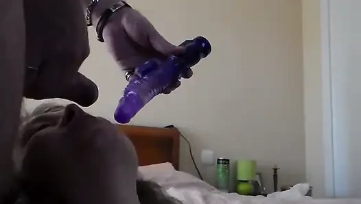 Jen Johns'un yarağını ve dildosunu emiyor