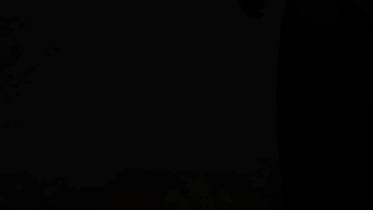 Mooi brunette meisje streelt zichzelf na het studeren.