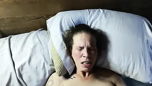 Brunette dengan payudara besar disetubuhi dan facial