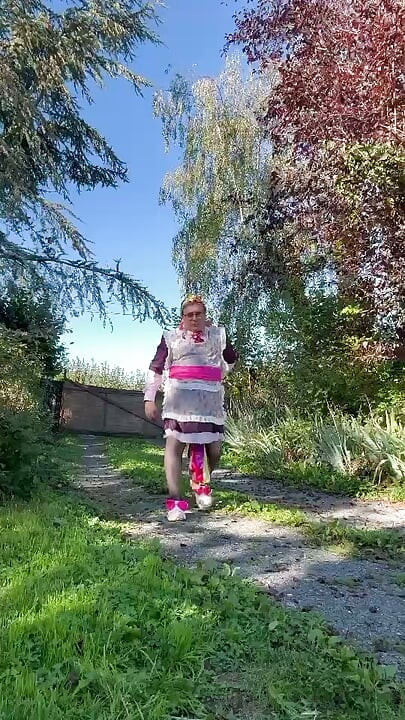 У садівничому одязі після золотого дощу, маленька прогулянка по під’їзній дорозі