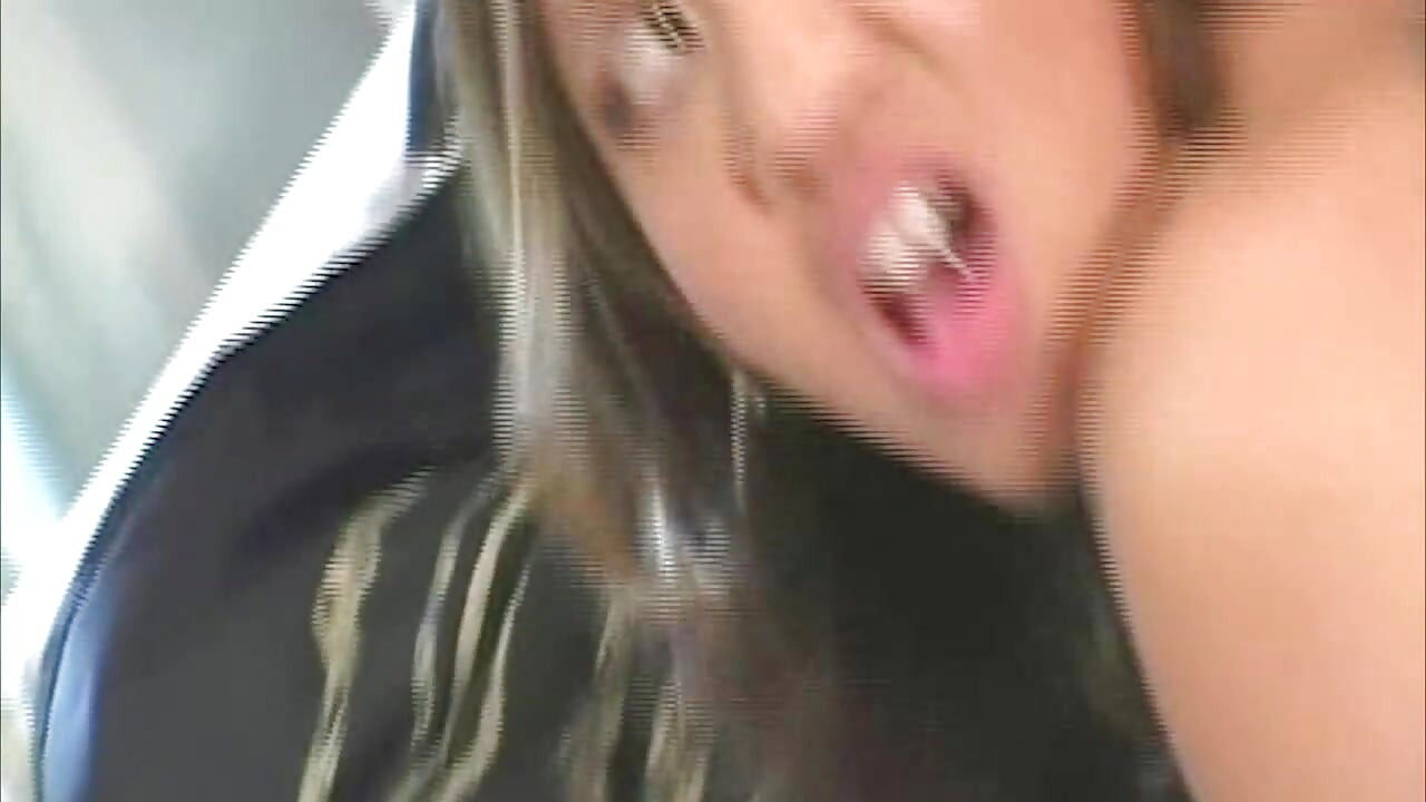 Morena gata dedada duro para gritar orgasmo no sofá