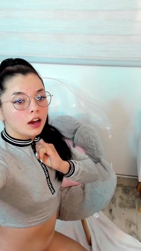 Pavlova Colucci est une étudiante colombienne au visage innocent et au corps jeune qui ressent du plaisir quand elle se fait pénétrer | Clip 2