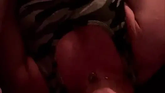 Konnte nicht aufhören, mein spielzeug zu ficken, also steckte er es stattdessen in meinen mund!