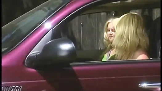 Adam seksi sarışın sürtüğü ağaca sürttü