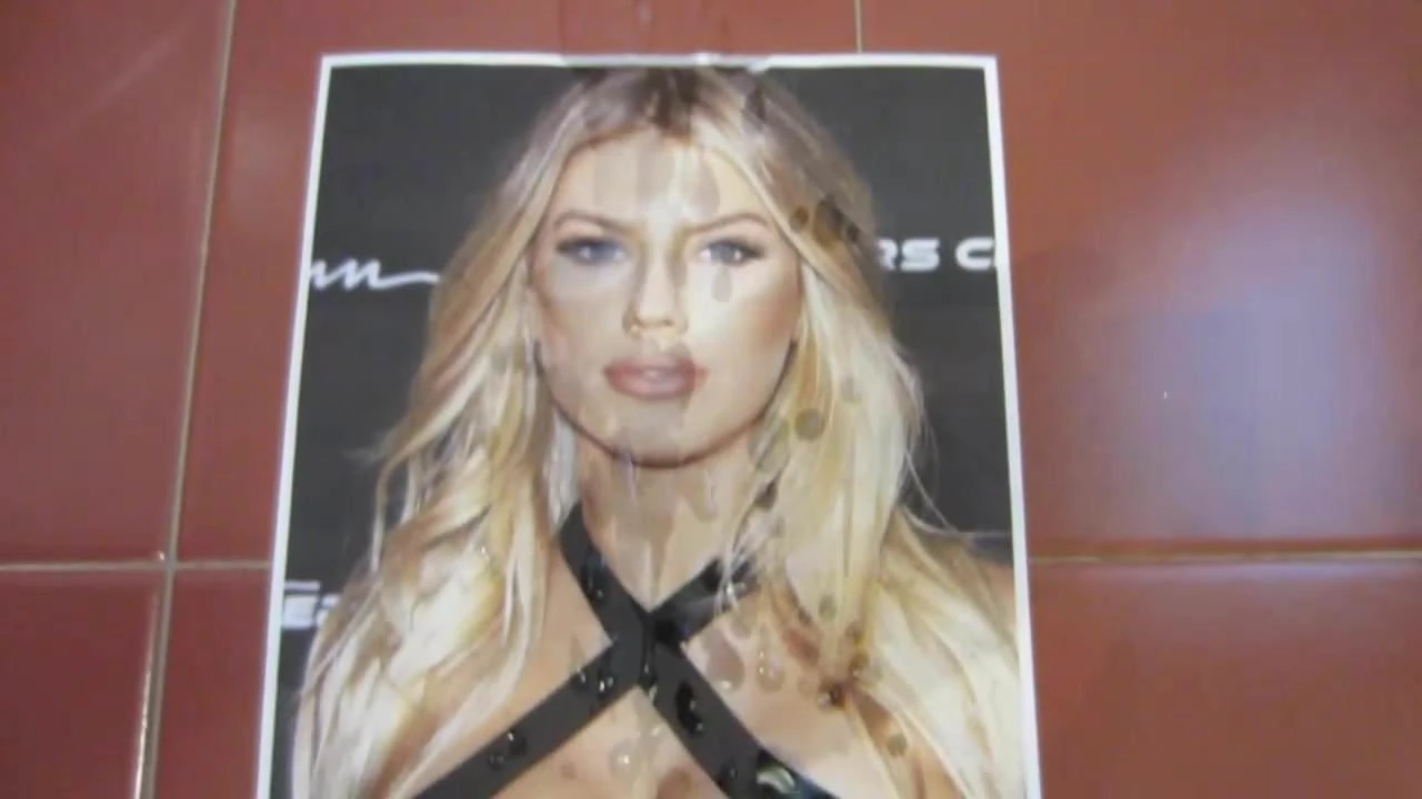Charlotte Mckinney pocta mrdce