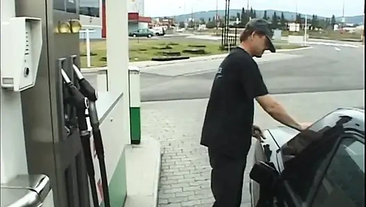 Tante seksi ini dijemput di pom bensin sampai menganga lebar