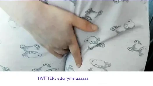CAMELTOE- MASTURBASI DENGAN PIYAMA- MENGGOSOK MEMEK DENGAN PIYAMA