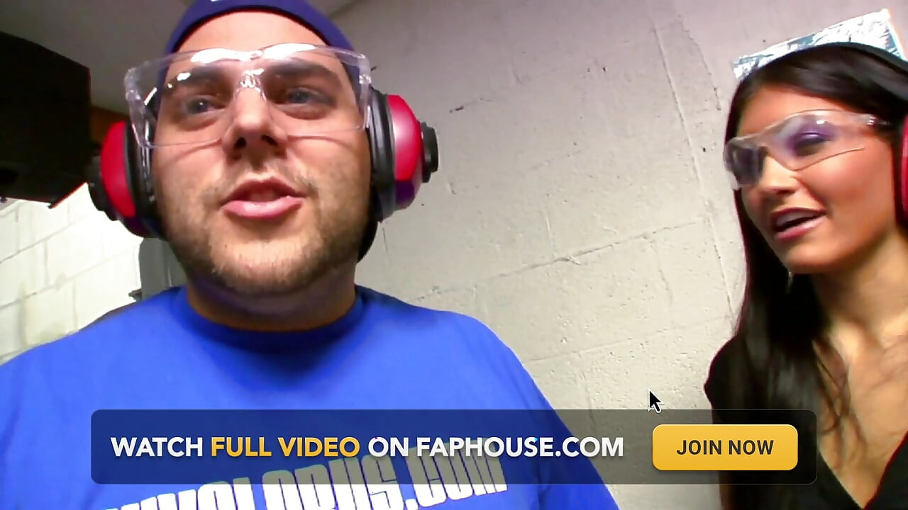 Napalona drobna nastolatka zostaje wbita i wytryskana na twarz