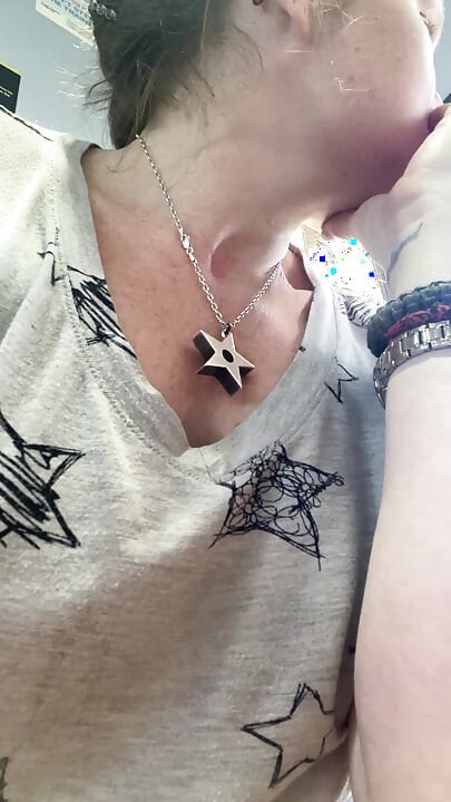 내 손가락 냄새를 맡게 만드는 수송에서 즐기는 보지 N Pubes!