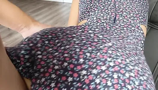 Doggystyle mit dickem hintern im kurzen kleid