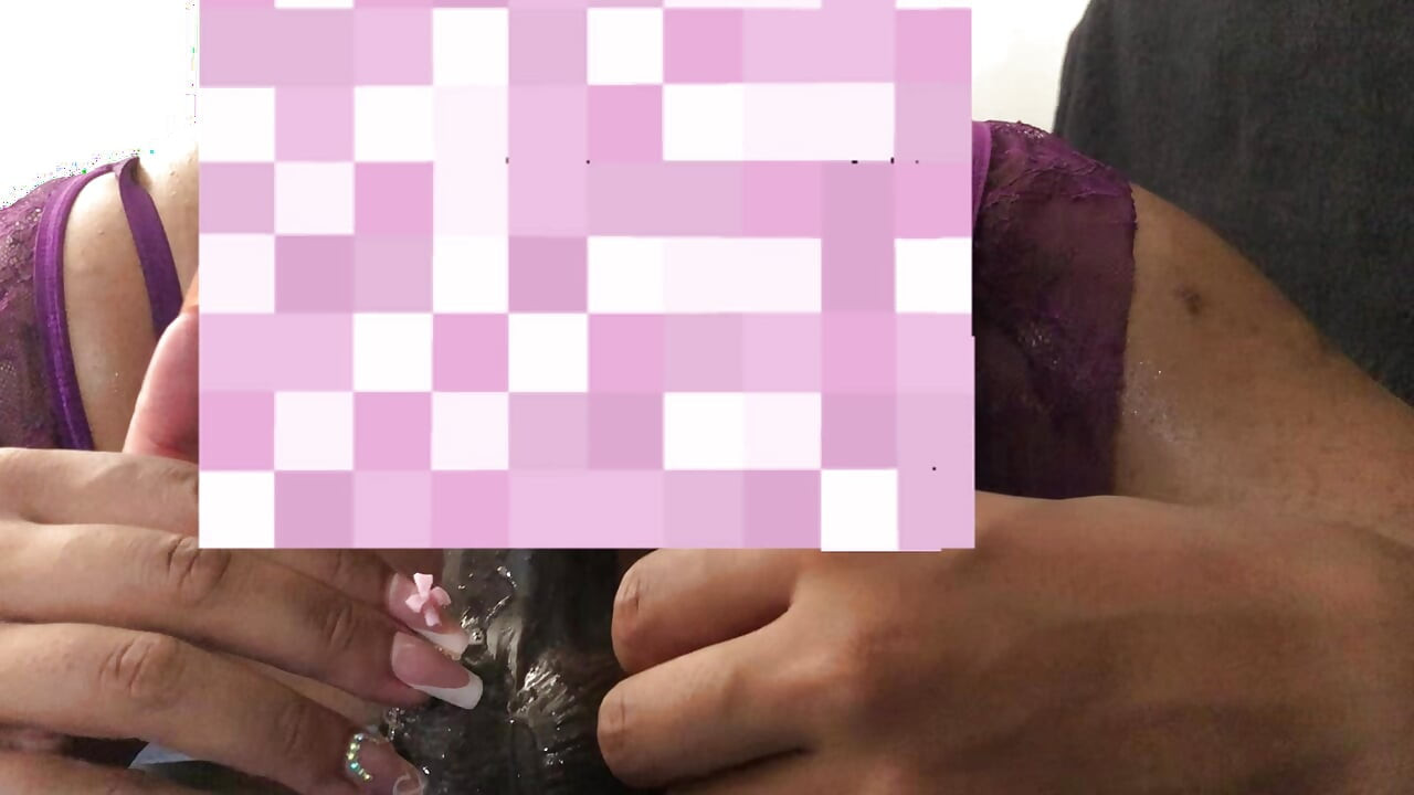 Sissy Femboy Rabuda Dá Uma Mamada Molhada e Monta no Dildo