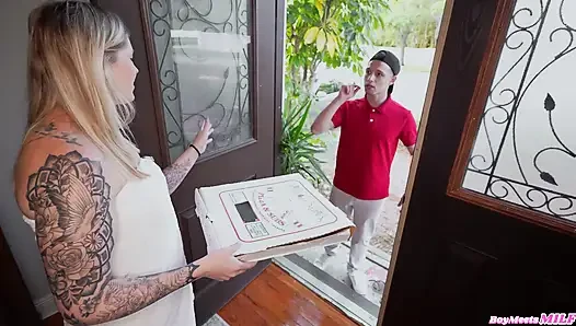 Pengiriman Pizza Yang Sukses Berujung Dicrot di Dalam Sama Subgirl