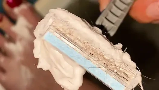 Kıllı bacaklar tıraş oluyor yakın çekim