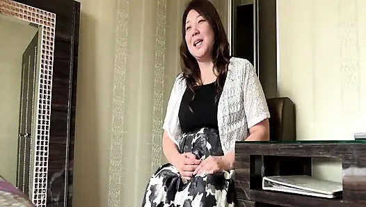 Tante semok jepang lagi asik nyepong kontol