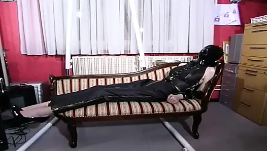 Блондинку в маске связали