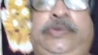 Un vieux papa gay indien montre son corps poilu