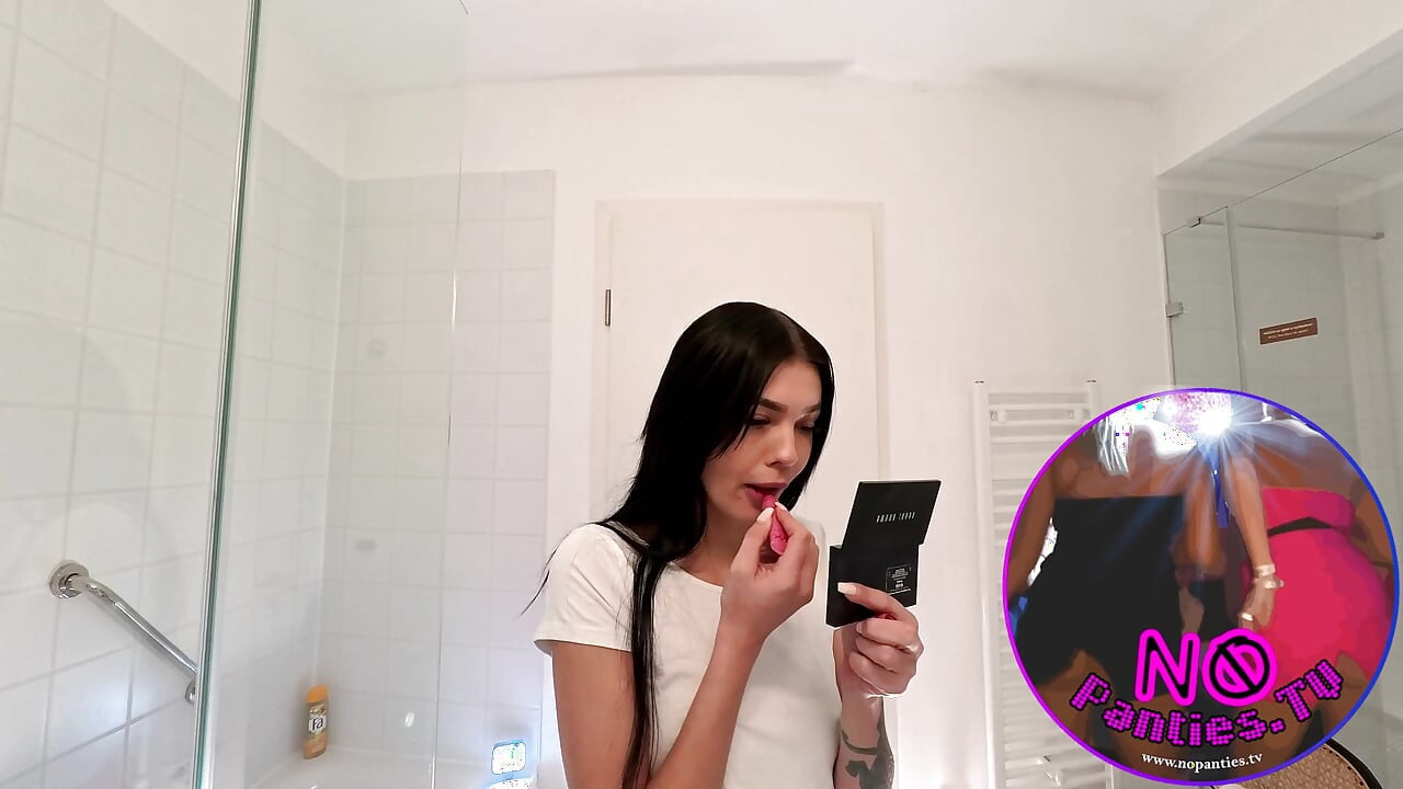 Heiße sexy schlanke schönheit mit enger muschi im badezimmer bereitet sich auf die nacht in einem in pink geschnittenen minirock vor