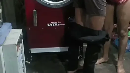 İki kişi, koca kayınbiraderi, bir kız, iki erkek, üçlü Hintçe ses