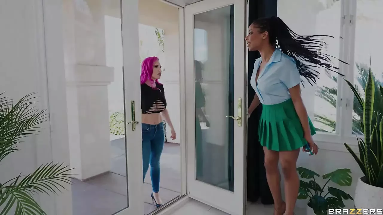 三人行拔河。kira noir，lily Lou Brazzers