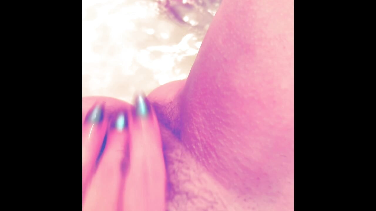 シェルビーは再び潮で何度もオーガズムを迎えた