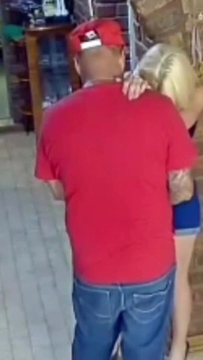 فتاة شقراء تحصل على سوم | مقطع 1