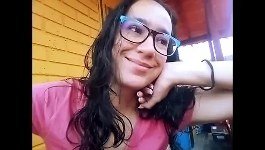 Aku lagi asik ngentot memekku di balkon dan tetanggaku nonton aku dari jendela