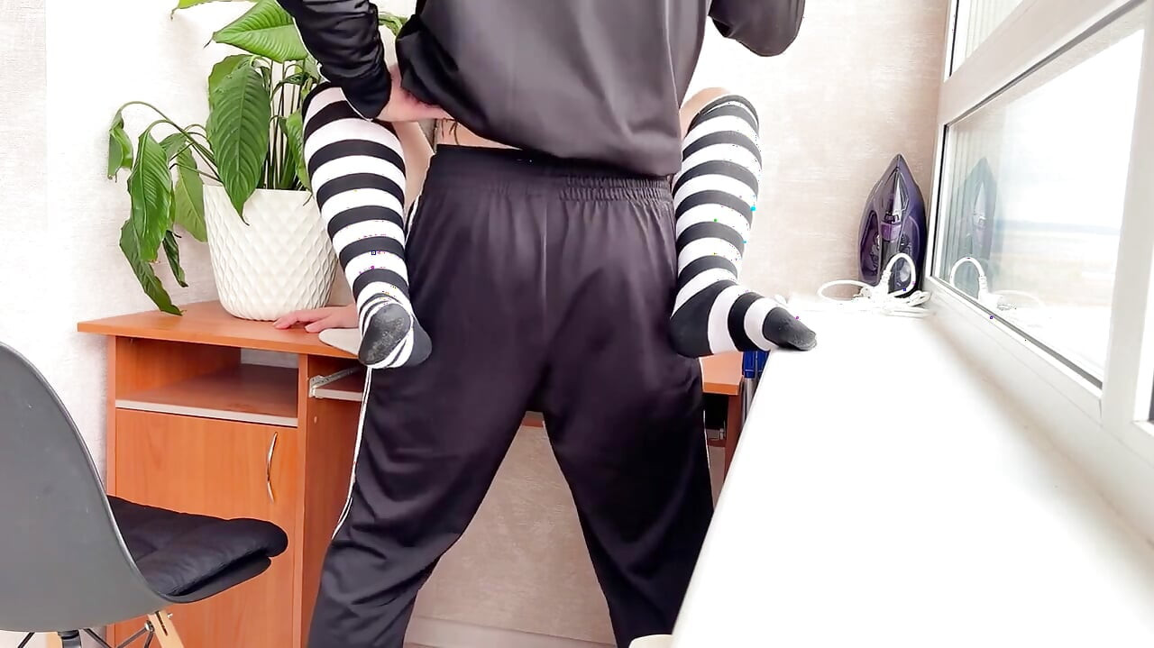 继母学习帮助在腿上干我的鸡巴