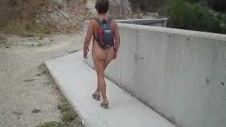 Excursionista desnuda