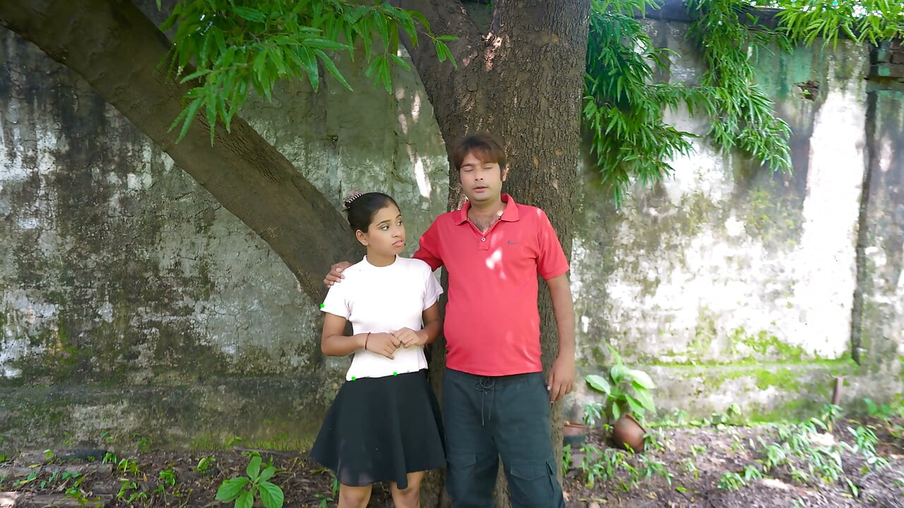 Uma policial pegou um garoto e uma garota fazendo sexo, e então ela mesma fez sexo com o garoto.