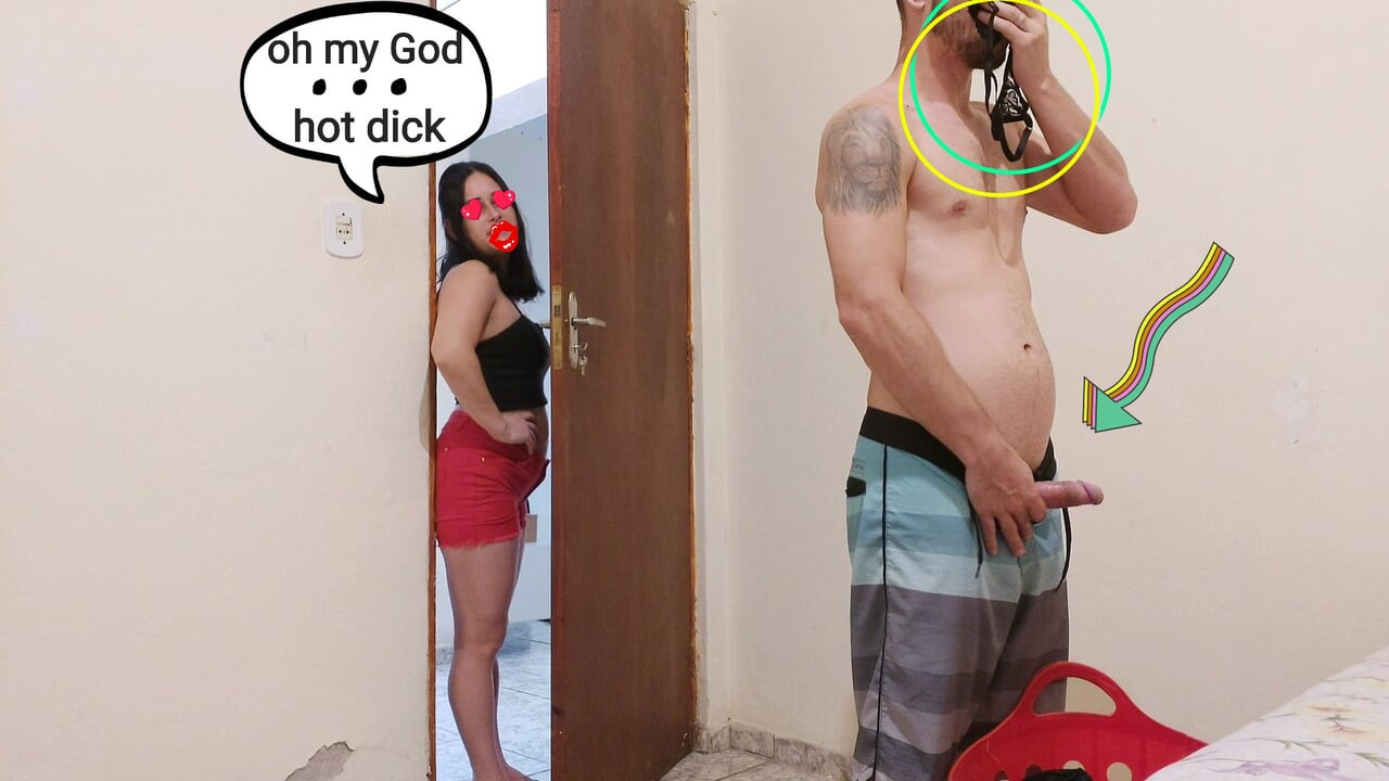 熟女性感的继母在发现她的继子闻她的内裤后饥渴