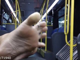 Pieds et semelles dans le bus