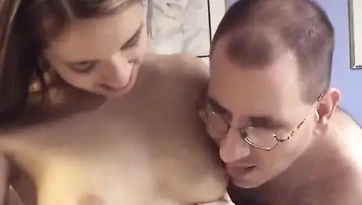 Gadis remaja rambut cokelat dengan toket besar lagi asik ngentot kontol besar pria kulit putih