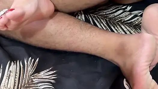 Hintli üvey kız kardeş büyük üvey erkek kardeşiyle aldatırken yakalandıktan sonra sikiliyor