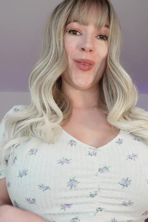 Orta yaşlı seksi kadın meme bağımlılığını büyüledi