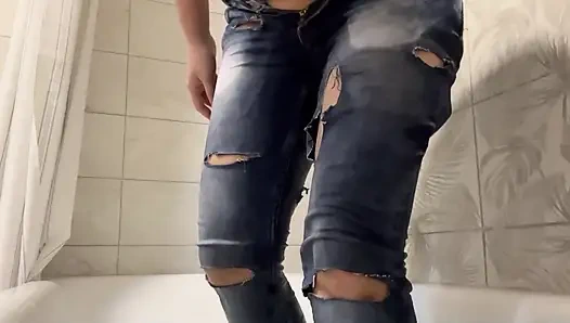 Bermain Dengan Jeans Basah Di Kamar Mandi