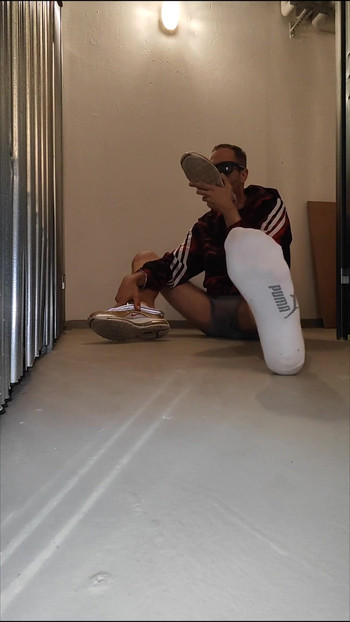Morate podijeliti trenutak iz "(GER) Kinky AssPig Tajno u podrumu, smrdljivi Socks & Sneaks njuškaju i pokazuju ti svoju napaljenu,"