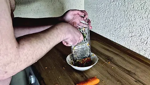 Götünü siktiğim havuçlardan salata hazırlamanı istiyorum.