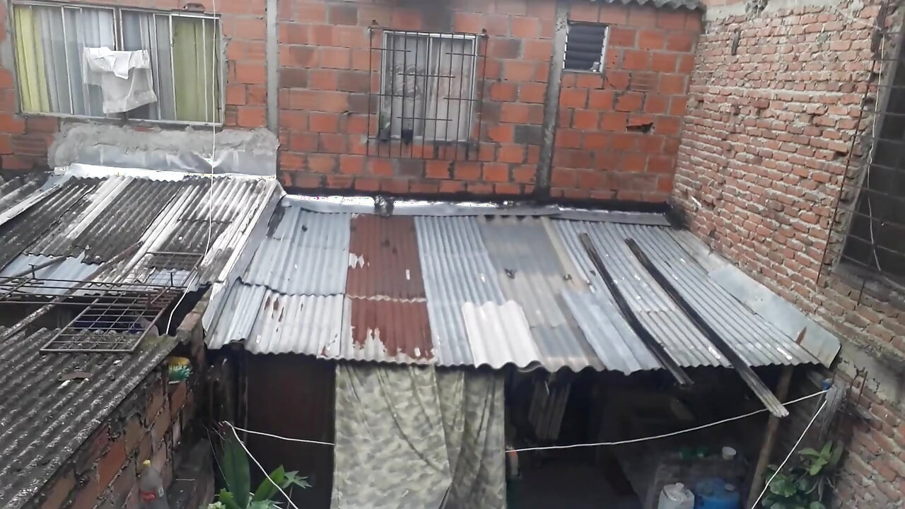 Yuli se masturbează futându-se în public, îmi place să mă fut 24 de ore pe zi