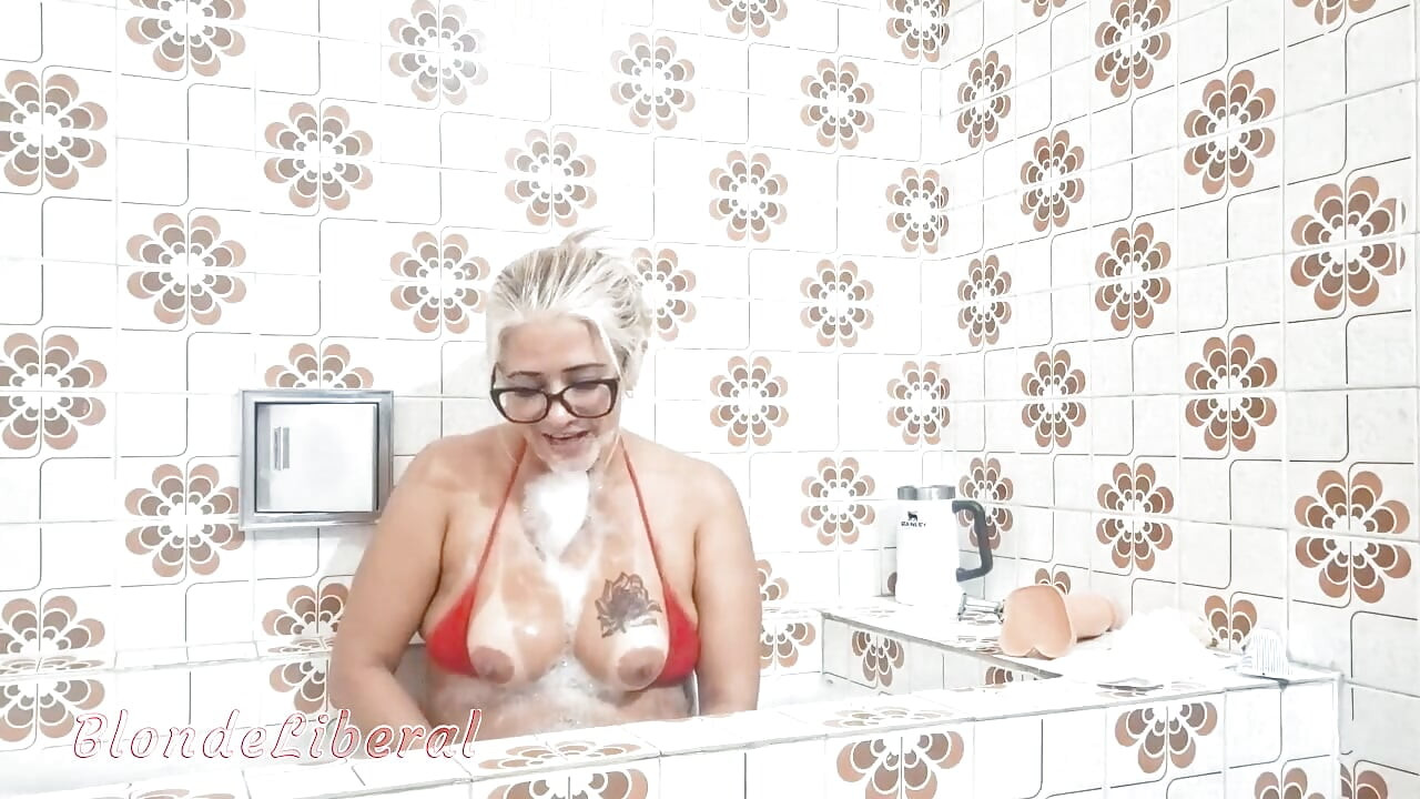 Amına dildo sokuyor ve işiyor