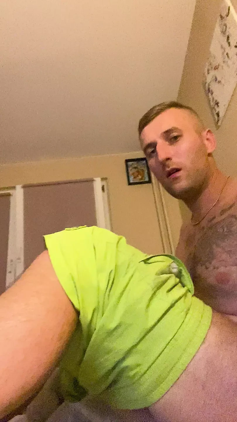 Hombre caliente polaco está en su habitación jugando con la polla