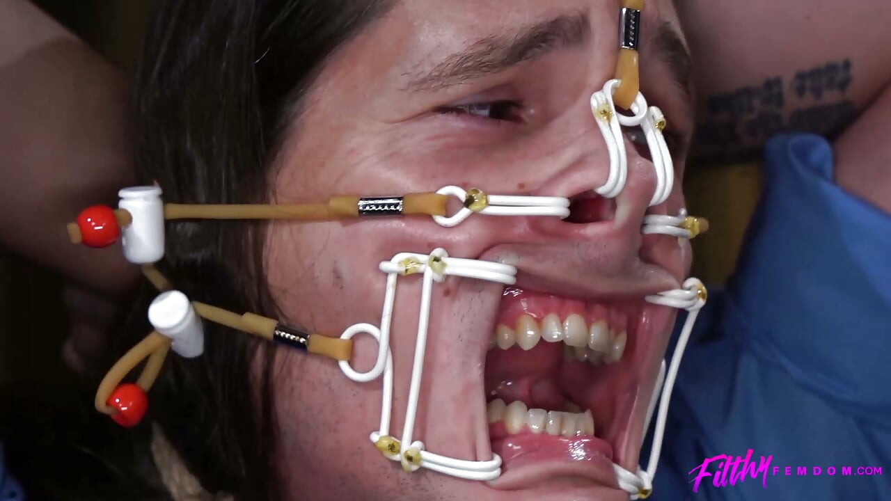 Elise Graves Uses Gas Mask Dildo In Her Vag To Make Dude Smell It