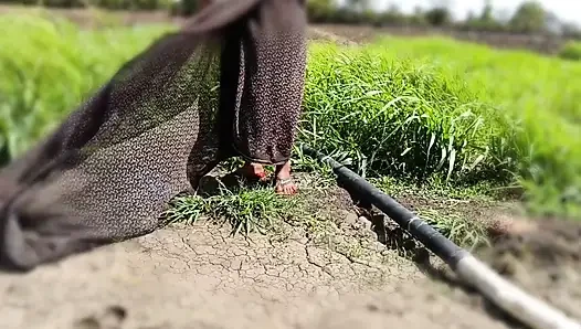 Kheton mein desi sauteli bahan Sadi utaar kar Naha Rahi Hai khula bathroom jungle mein bhabhi Naha rahi hai sasur ji ne deka outdoor Bahhroo