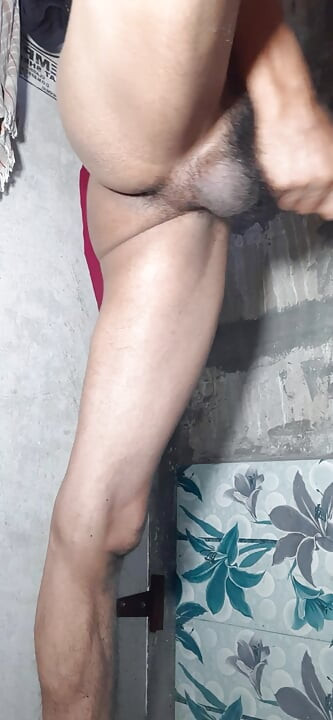 Un indian face laba unui stilou mare
