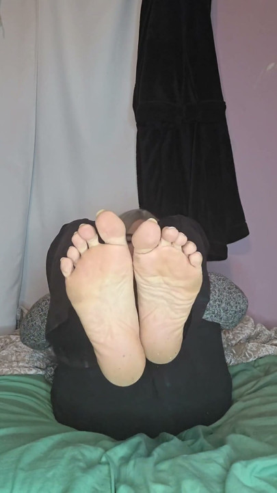 عرض أخمصي الكبيرين اللحميين