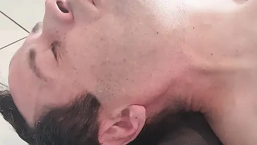 Kendi gırtlağımı sikiyorum